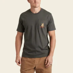 HOWLER MEN'S COYOTE HOWL POCKET TEE -Johny Clothing Shop S23 Pocket Tee Howler Coyote Antique Black Front 57a21aa0 ab0a 4c09 8a18 48be2f6f5df1